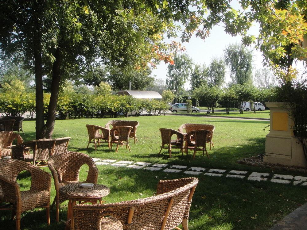 Hotel Villa Malpensa Виццола-Тичино Экстерьер фото