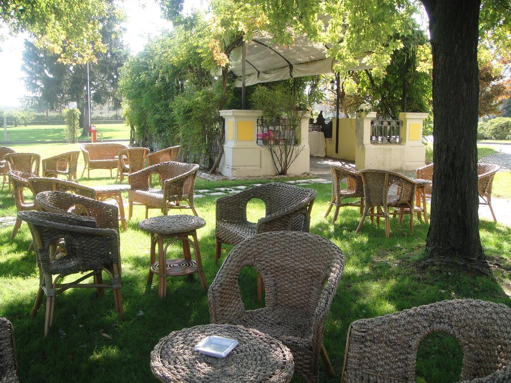 Hotel Villa Malpensa Виццола-Тичино Экстерьер фото