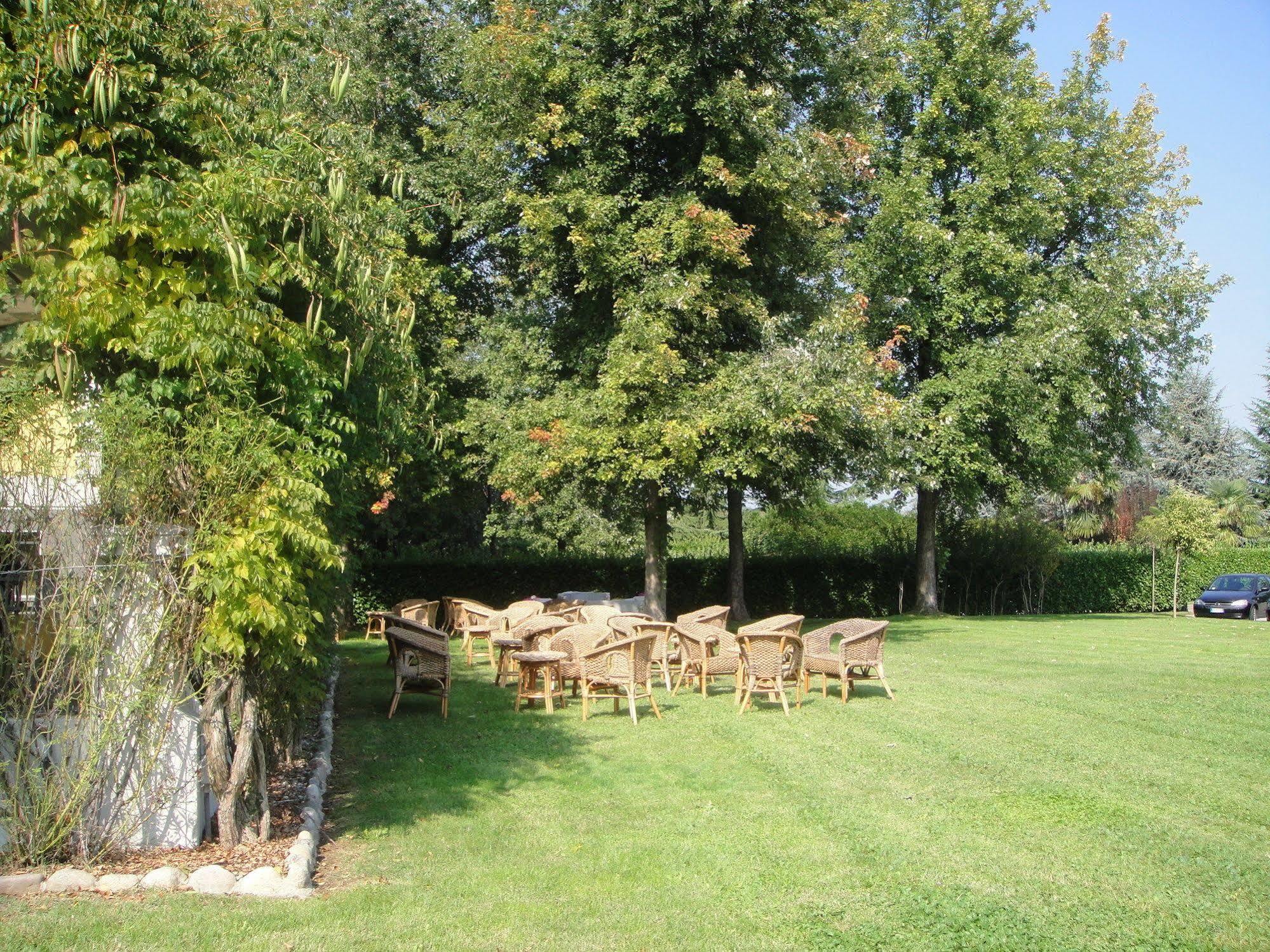 Hotel Villa Malpensa Виццола-Тичино Экстерьер фото